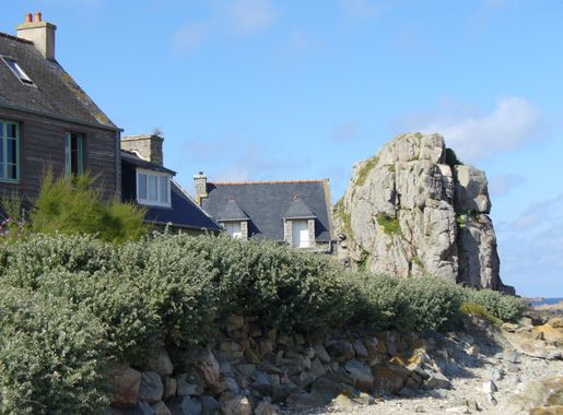 File:4655.Maison entre des rochers - House between rocks - DasFelsenmeer  ringsumdas Pointe du Château - Côte de Granit Rose - commune Plougrescant  ,Departement Côtes-d'Armor ,Bretagne Steffen Heilfort.JPG - Wikimedia  Commons