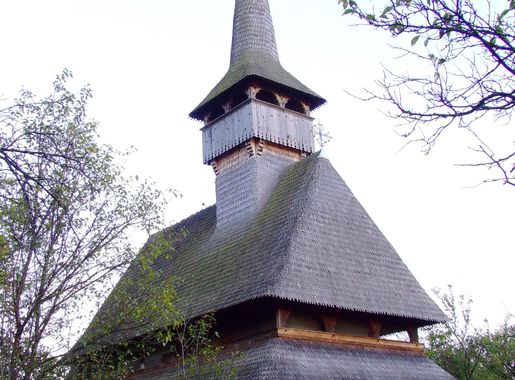 File:Biserica de lemn din Mănăstirea Bârsana.jpg - Wikimedia Commons