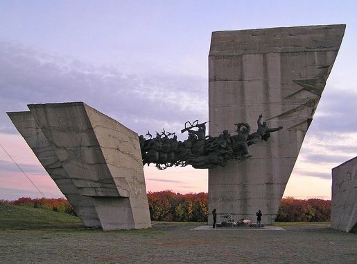 File:Монумент «Атака», м. Ізюм.jpg - Wikimedia Commons