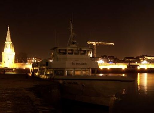 File:Panoramique des tours de La Rochelle de nuit.jpg - Wikimedia Commons