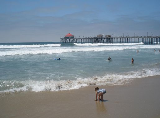 File:Huntington Beach Municipal Pier - 89001203.jpg - Wikimedia Commons