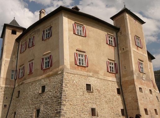 File:Castel Thun.JPG - Wikipedia