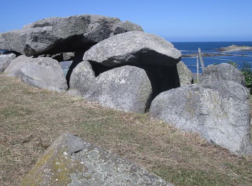 File:Guernsey July 2010 85, Le Trépied dolmen.jpg - Wikimedia Commons