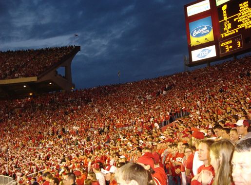File:Camp Randall Stadium crowd.jpg - Wikimedia Commons