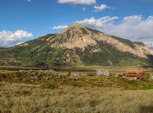 File:Ranch Overlooking Mount Crested Butte (181352007).jpeg - Wikimedia  Commons