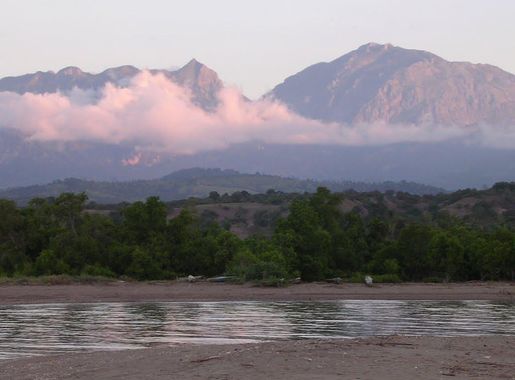File:View across the Seical River to Mt Matebian in background, Baucau 30  Apr 2004.jpg - Wikimedia Commons