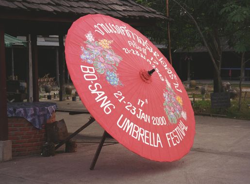 File:Schirm rot mit Aufschrift Bo Sang Ching Mai Thailand.jpg - Wikimedia  Commons