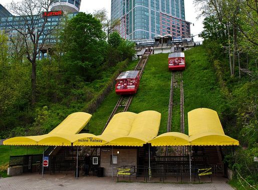 File:Falls Incline Railway Niagara Parks Spring 2010.jpg - Wikimedia Commons