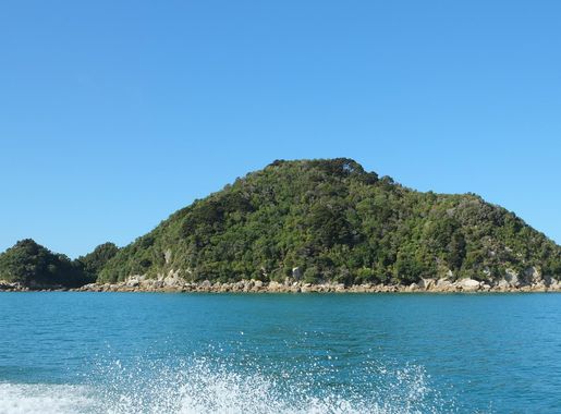 File:Tonga Island from water taxi.jpg - Wikimedia Commons
