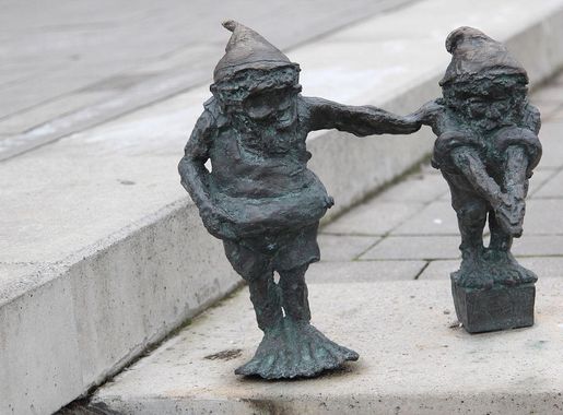 File:Chlapibrzuch i Moczypieta (Splasherbelly and Wetheeler) Wroclaw dwarf  02.JPG - Wikimedia Commons