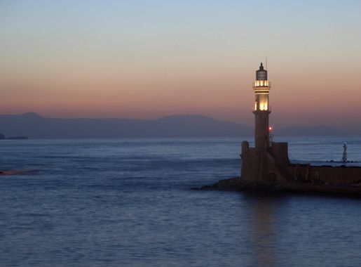 File:Lighthouse at night, Chania.jpg - Wikimedia Commons