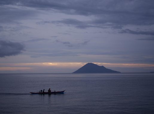 Berkas:Manado Bay Manado Tua Island sunrise.JPG - Wikipedia bahasa  Indonesia, ensiklopedia bebas