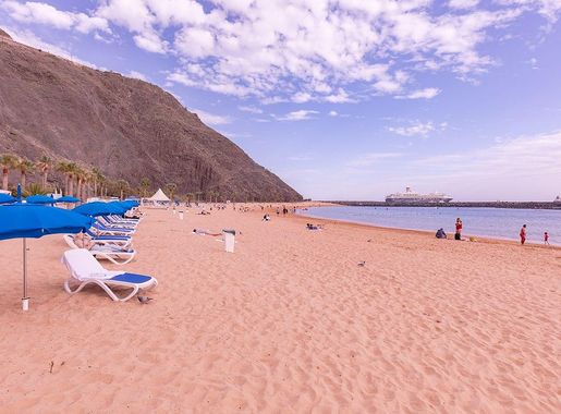 File:Playa de Las Teresitas, Santa Cruz de Tenerife, España, 2022-01-09, DD  01.jpg - Wikimedia Commons