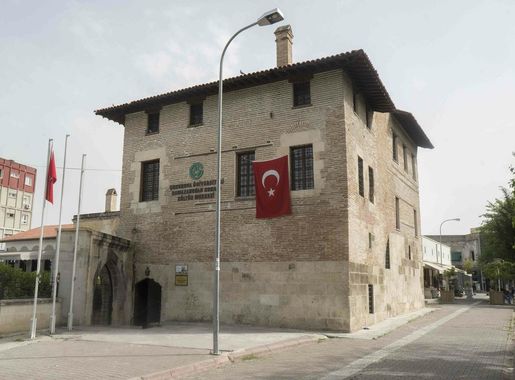 File:Ramazanoğlu Hall near Ulucami mosque in Adana (34243595072).jpg -  Wikimedia Commons