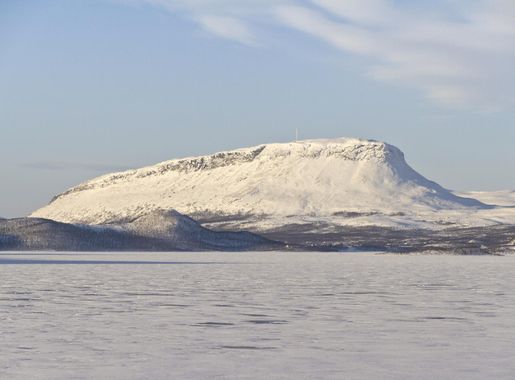 File:Saana at Kilpisjärvi, 2012 March.jpg - Wikimedia Commons