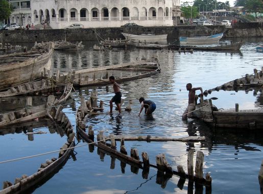 File:Flickr - Woodlouse - Old Friday Mosque and harbour, Moroni.jpg -  Wikimedia Commons