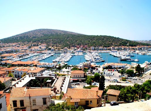 File:Cesme Marina.jpg - Wikimedia Commons