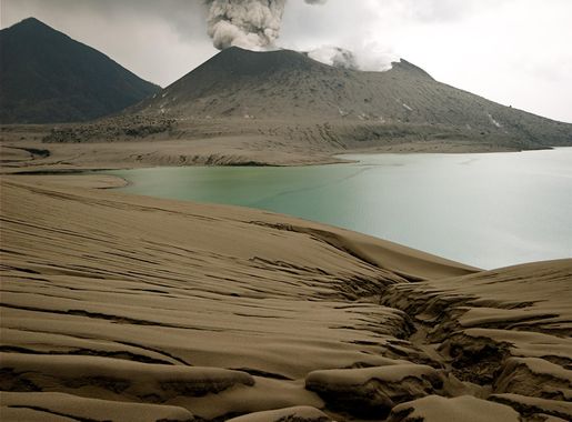 File:Tavurvur volcano 1.jpg - Wikimedia Commons