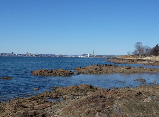 File:Lighthouse Point Park - lighthouse and view of downtown New Haven.jpg  - Wikimedia Commons