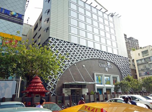 File:Forum Courtyard Mall.JPG - Wikimedia Commons
