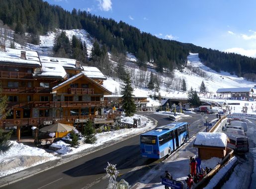 File:Route Albert Gacon et arrêt de bus à Méribel (décembre 2019).JPG -  Wikimedia Commons
