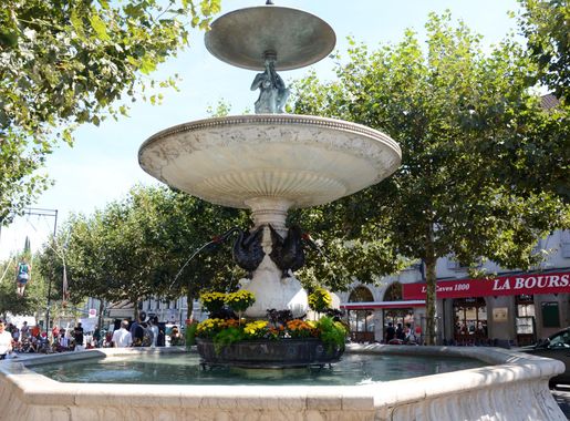 File:Fontaine place du Marché Carouge 01.JPG - Wikimedia Commons