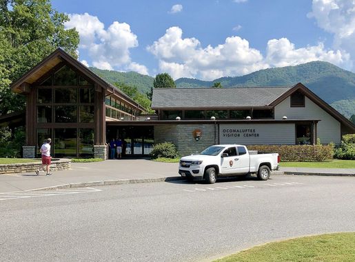 File:Oconaluftee Visitor Center, Great Smoky Mountains National Park,  Smokemont, NC (49112260948).jpg - Wikimedia Commons