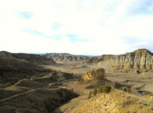 File:Road from Plateau down to Bull Creek and Cow Creek in Missouri River  Breaks-112).JPG - Wikipedia