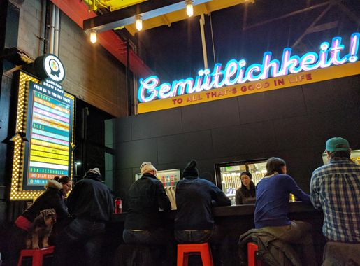 File:Bauhaus brewery and taproom in Minneapolis 01.jpg - Wikimedia Commons