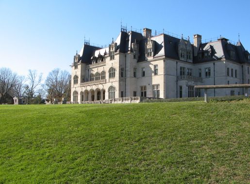 File:Ochre Court. This is another one of the summer cottages built in  Newport by the fabulously wealthy in the late 19th century. Part of Salve  Regina University now. - panoramio.jpg - Wikimedia
