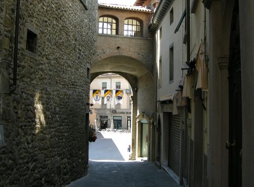 File:Castelnuovo garfagnana, Via Fulvio Testi.JPG - Wikimedia Commons