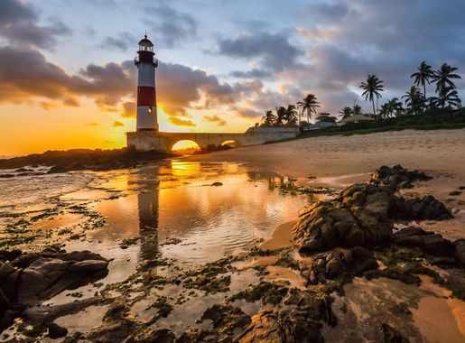 File:Farol de Itapuã no entardecer.jpg - Wikimedia Commons