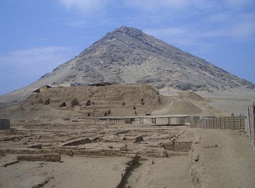 File:Cerro Blanco and Huaca de la Luna.jpg - Wikimedia Commons