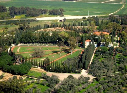 File:Bahai gardens in Acre.JPG - Wikimedia Commons