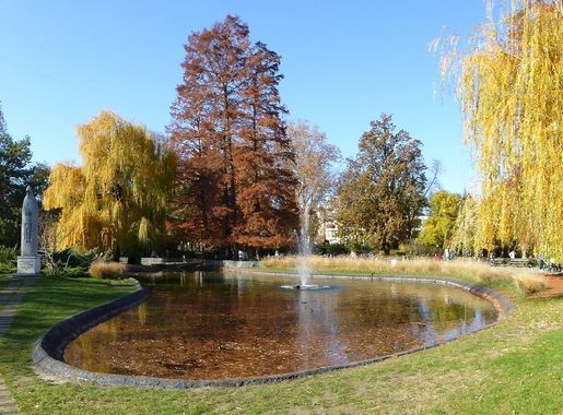 File:SP086-Dunavski park-Jezero2.jpg - Wikimedia Commons