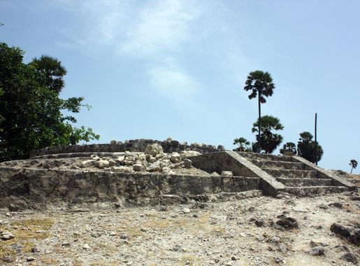 File:Ancient temple or Vedi Arasan fort.JPG - Wikimedia Commons