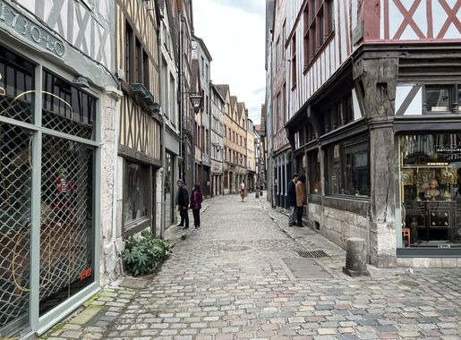 File:Rue Damiette - Rouen (FR76) - 2021-11-14 - 1.jpg - Wikimedia Commons