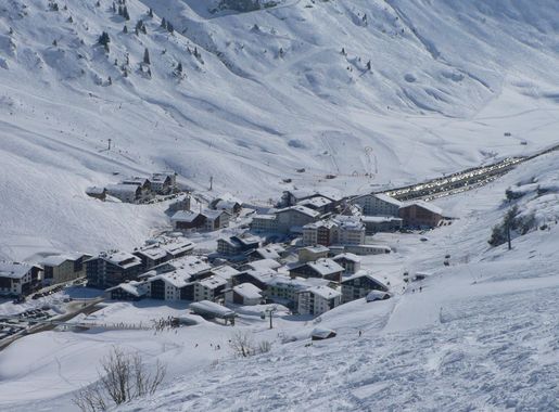 File:Zuers am Arlberg.jpg - Wikimedia Commons