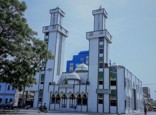 File:Side view Central Mosque of Cotonou Jonquet in Benin.jpg - Wikipedia
