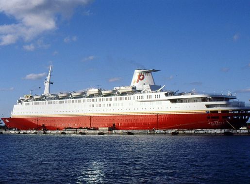 File:StarShip Atlantic - Nassau, 1989.jpg - Wikimedia Commons