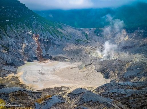 File:Ratu Crater (262046531).jpeg - Wikimedia Commons