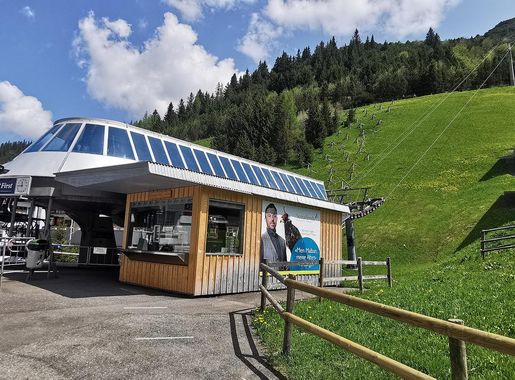 File:LIE — Gemeinde Triesenberg Malbun (4er Sessellift Sareis · Talstation)  2023-05-29.jpg - Wikimedia Commons