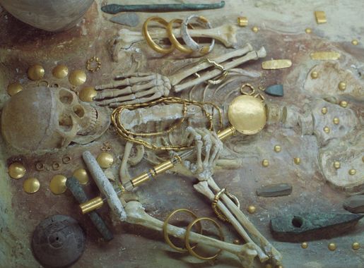 File:Burial with gold treasure, 4600-4200 BC, AM Varna, Varm25.jpg -  Wikimedia Commons
