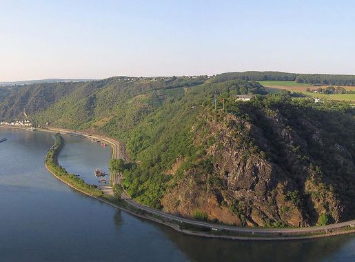 File:Loreley mit tal von linker rheinseite.jpg - Wikimedia Commons