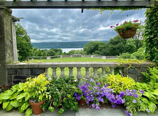 File:Wave Hill - 20220616 - 20 - Hudson River and Palisades as seen from  pergola at Great Lawn overlook.jpg - Wikimedia Commons