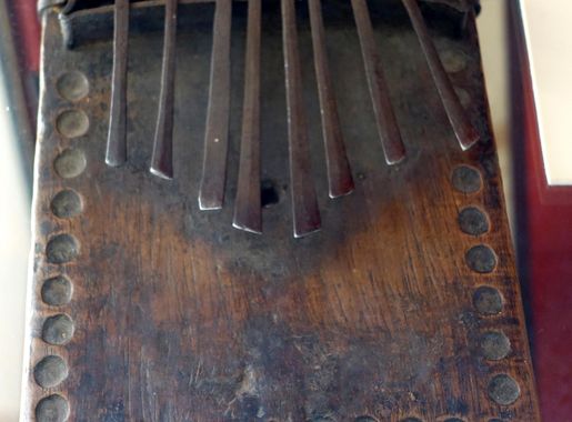 File:Kalimba (sanza, mbira) used by Jonathan E. Robinson at the dedication  of the Meeting House (Old First Church), 1806, origin unknown - Bennington  Museum - Bennington, VT - DSC08714.JPG - Wikimedia Commons