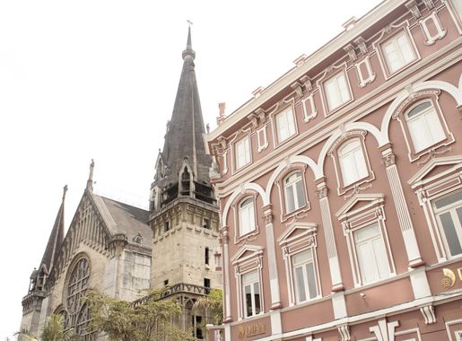 File:Catedral basílica de manizales y edificio sanz.JPG - Wikimedia Commons