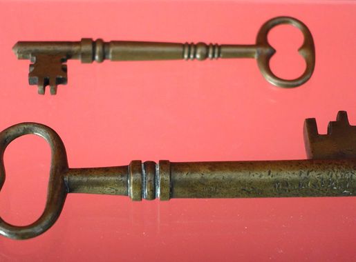 File:Church keys, original meeting house (front), Old First Church (back) -  Bennington Museum - Bennington, VT - DSC08707.JPG - Wikimedia Commons