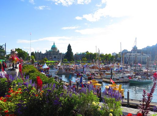 File:Inner Harbour Causeway, Downtown Victoria BC.JPG - Wikimedia Commons