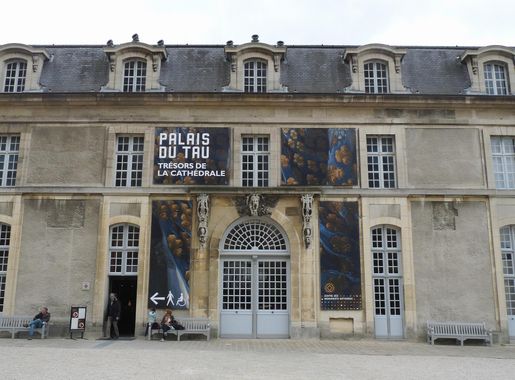 File:Palais du Tau (Reims) (1).jpg - Wikimedia Commons